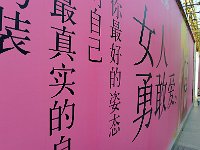 Advertisement 彩色大广告与黑白小广告