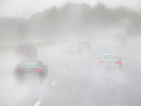 Raining on the road 下雨路上